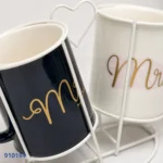 ⁦طقم مجات خزف Mr & Mrs مع حامل معدني قلب كود 910194 | بيت الحاجة⁩ - الصورة ⁦2⁩
