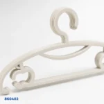 ⁦طقم شماعات ملابس بلاستيك أبيض بتصميم مزخرف | بيت الحاجة⁩ - الصورة ⁦3⁩