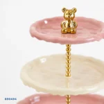 ⁦حامل تقديم 3 أدوار وردي وأبيض بتفصيلة دب ذهبية | بيت الحاجة⁩ - الصورة ⁦2⁩